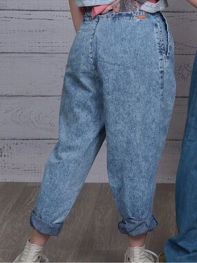 Jordache Vintage 1980’s High Waisted Light Blue Acid-Wash Relaxed Mom Fit Jean